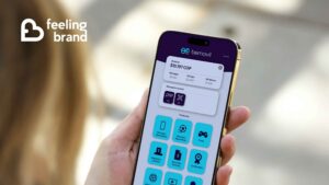 persona con el movil en la mano viendo la aplicación de Be Company Feeling Brand